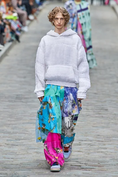 Look 16